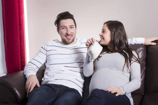 Frau erwartet Baby auf Sofa liegend — Stockfoto