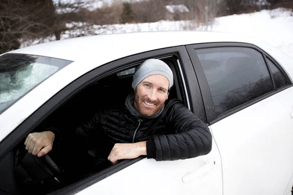 Retrato de homem bonito no carro no inverno — Fotografia de Stock