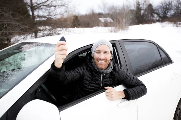 Porträtt av stilig man i bil på vintern — Stockfoto