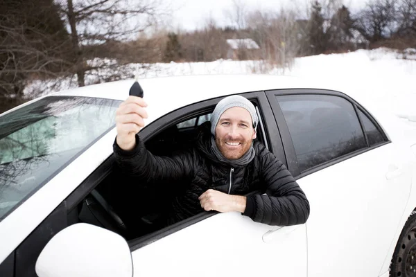 Portret przystojny mężczyzna w samochodzie w zimie — Zdjęcie stockowe