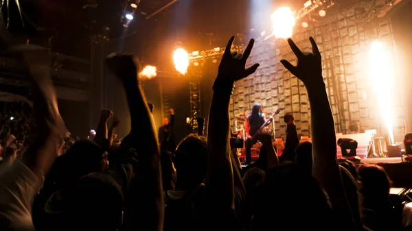 Silueta gente rock show — Foto de Stock