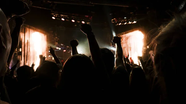 Silhueta pessoas rock show — Fotografia de Stock