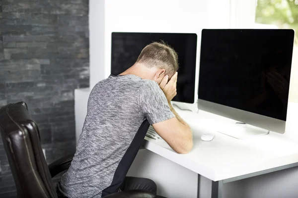 Giovane uomo d'affari con problemi e stress in ufficio — Foto Stock