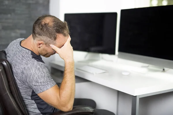 Giovane uomo d'affari con problemi e stress in ufficio — Foto Stock