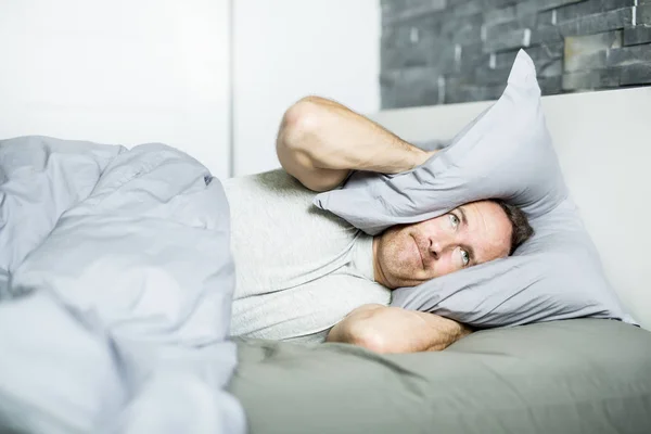 Homme fatigué dans le lit — Photo