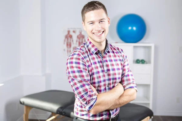 직장에서 rehabilitating physiotherapist — 스톡 사진