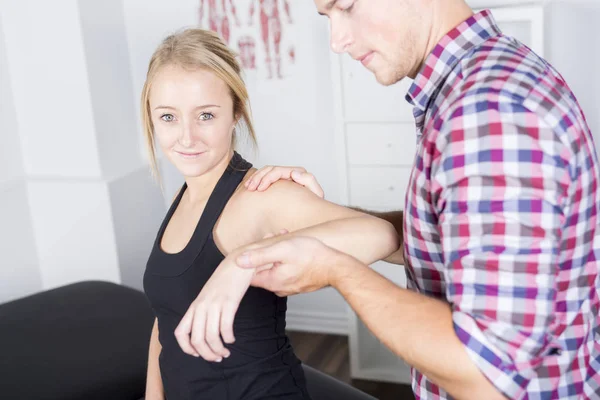 Physiotherapeut und Frau helfen Patientin — Stockfoto