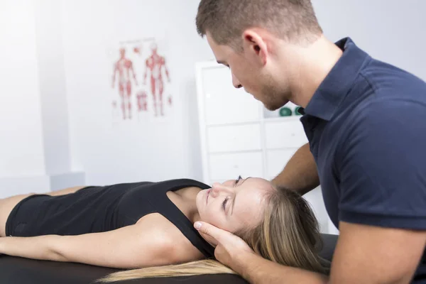 Fisioterapeuta masculino y mujer ayudando al paciente — Foto de Stock