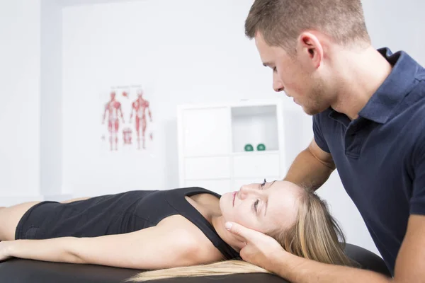 Male physio therapist and woman helping patient — Stock Photo, Image