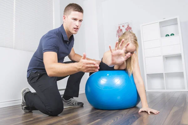Manliga physio terapeut och kvinna att hjälpa patienten — Stockfoto