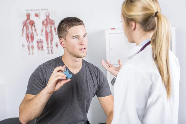 Tıp doktoru bir sportif erkekler üzerinde oksijen tedavisi uygulamak — Stok fotoğraf