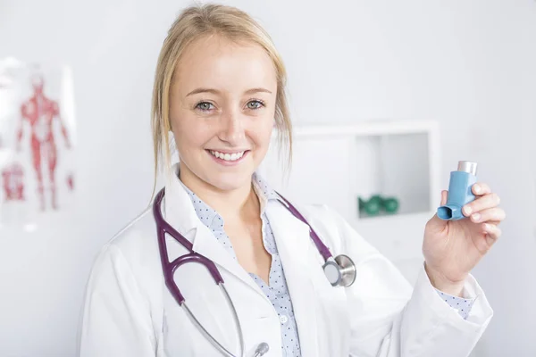 Médico en el trabajo con inhalador — Foto de Stock