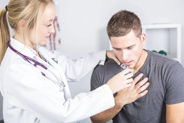 Médico que aplica tratamiento de oxígeno en un hombre deportivo —  Fotos de Stock