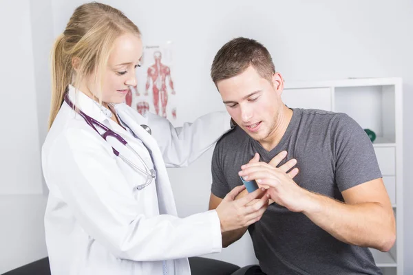Tıp doktoru bir sportif erkekler üzerinde oksijen tedavisi uygulamak — Stok fotoğraf