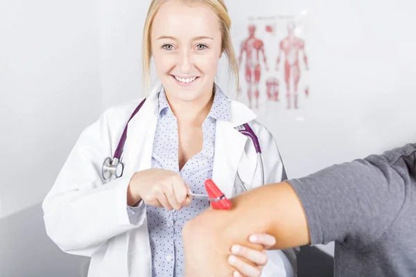 Doctor examinando a su paciente en el consultorio médico — Foto de Stock