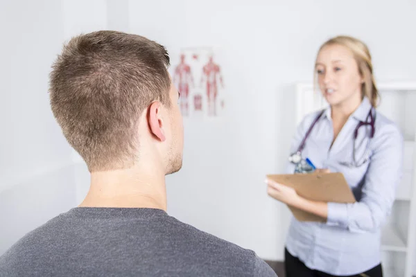 Läkaren undersöker hennes patient i medicinsk kontor — Stockfoto