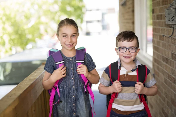 Fratello sorella scuola go — Foto Stock