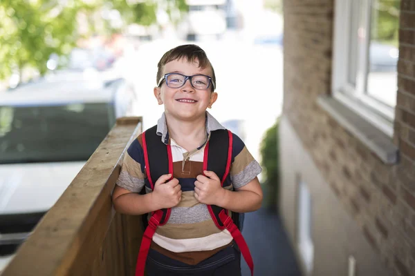 Beautiful little boy with backpack ready back to school — Stock Photo, Image