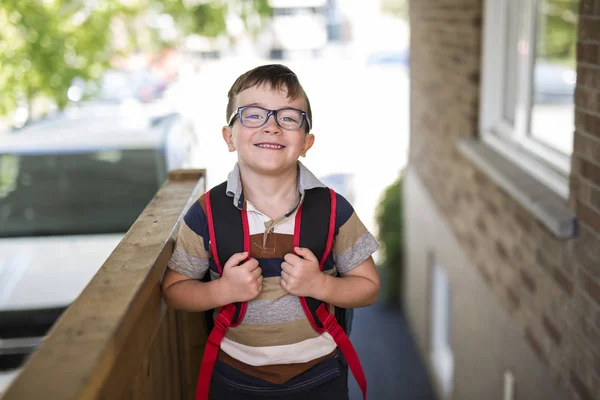 Menino bonito com mochila pronta de volta à escola — Fotografia de Stock