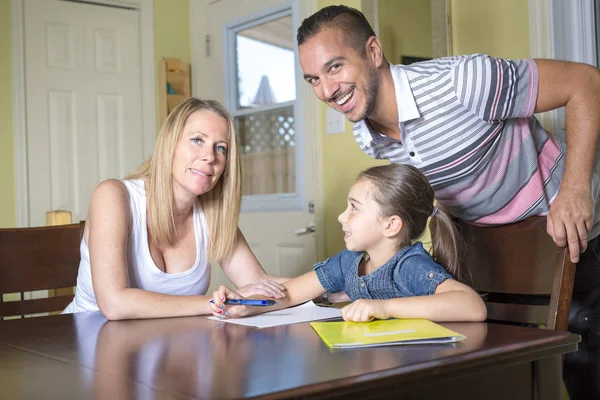 Genitori aiutare il figlio con i compiti a casa interni — Foto Stock