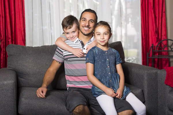 Retrato de pai solteiro com 2 filhos em casa — Fotografia de Stock