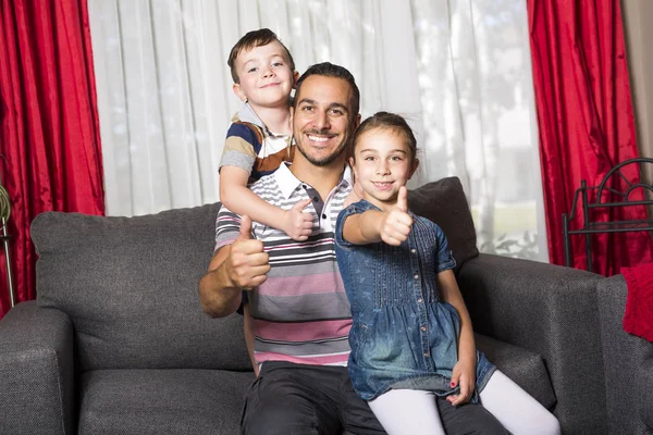 Portret van enkele papa met 2 kids thuis — Stockfoto