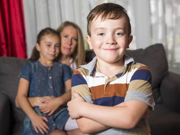 Gelukkig moeder met haar kleine kinderen thuis — Stockfoto