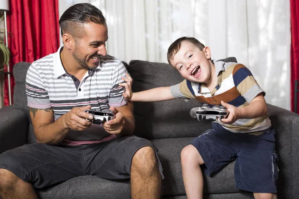 Πατέρας και γιος παίζουν βιντεοπαιχνίδι — Φωτογραφία Αρχείου