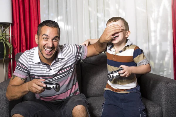 Vader en zoon spelen videospel — Stockfoto