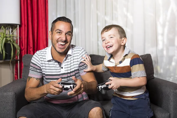Vader en zoon spelen videospel — Stockfoto
