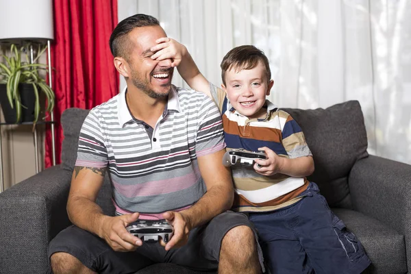 Vader en zoon spelen videospel — Stockfoto