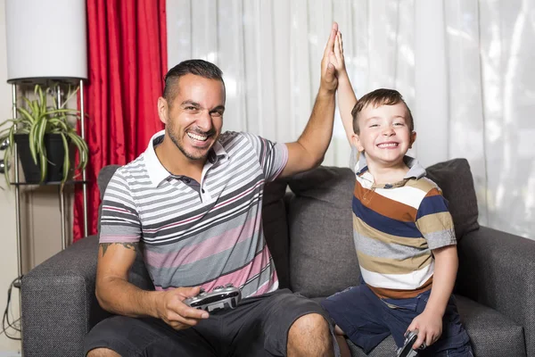 Padre e hijo jugando videojuego — Foto de Stock