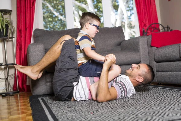 Padre e figlio giocare — Foto Stock