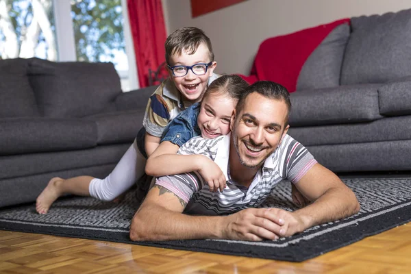 Vader en dochter spelen — Stockfoto