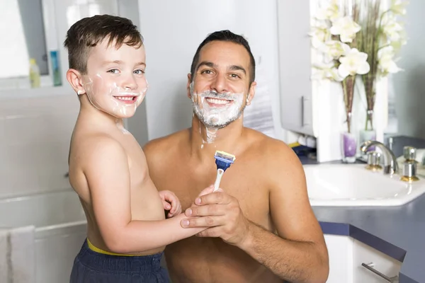Niño se divierten con la espuma de afeitar papá en el baño — Foto de Stock