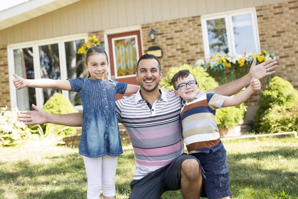 Retrato de família feliz na casa da frente — Fotografia de Stock