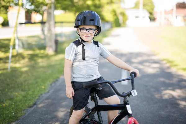 Bambino di sei anni in bicicletta nel parco — Foto Stock