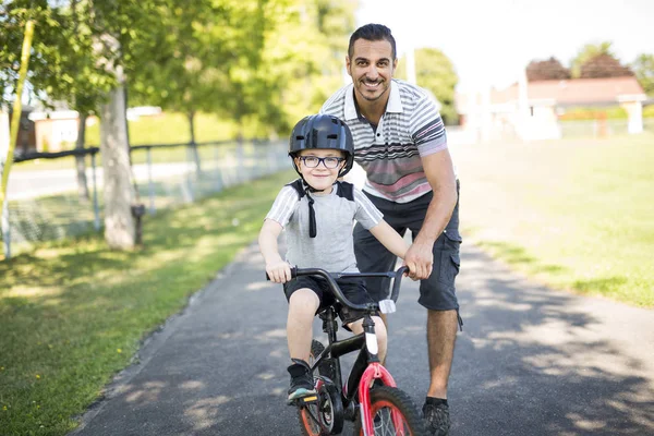 Padre Insegnamento Figlio di andare in bicicletta — Foto Stock