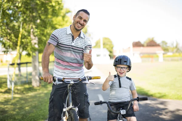 Père vélo fils parc — Photo