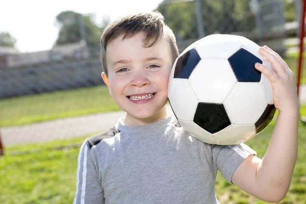 Mladí caucassian fotbal hráče Fotbal — Stock fotografie