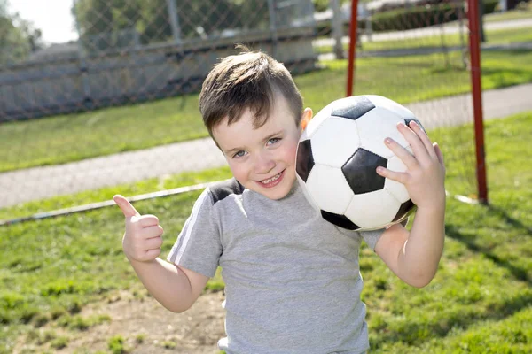 Joven futbolista caucásico — Foto de Stock