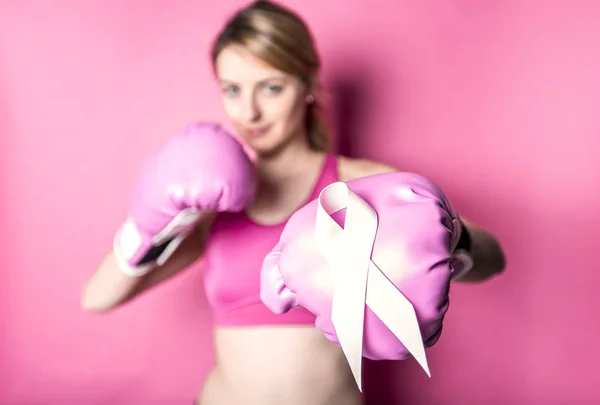 Lucha por el cáncer de mama mujer con símbolo sobre fondo rosa — Foto de Stock