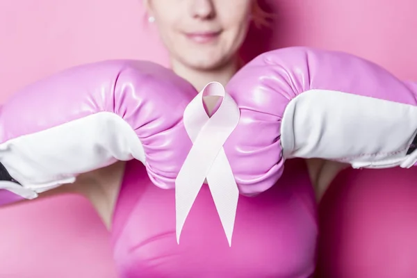 Lucha por el cáncer de mama mujer con símbolo sobre fondo rosa —  Fotos de Stock