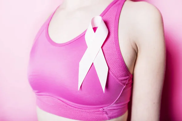 Berjuang untuk wanita Kanker Payudara dengan simbol di latar belakang merah muda — Stok Foto