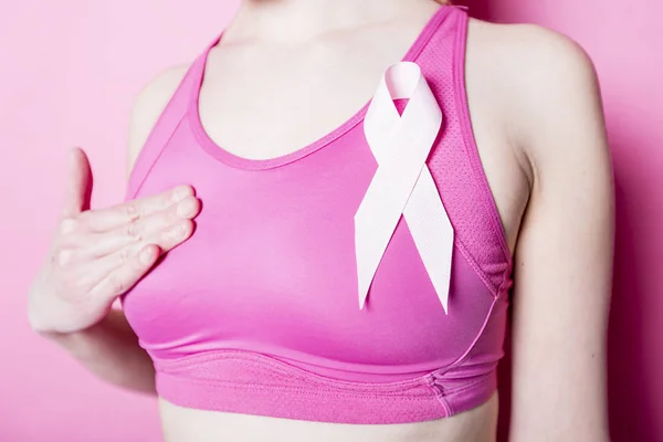 Kampf um Brustkrebs-Frau mit Symbol auf rosa Hintergrund — Stockfoto