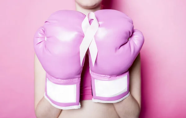 Lucha por el cáncer de mama mujer con símbolo sobre fondo rosa — Foto de Stock