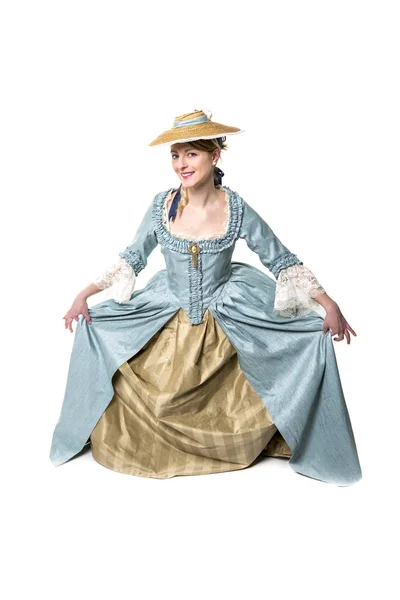 Νεαρή όμορφη γυναίκα στο μακρύ μεσαιωνικό φόρεμα που απομονώνονται σε λευκό — Φωτογραφία Αρχείου