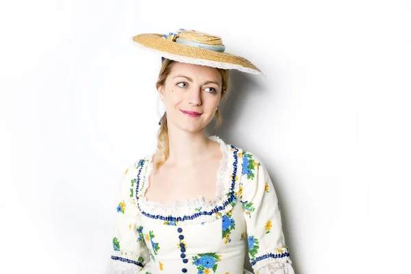 Νεαρή όμορφη γυναίκα στο μακρύ μεσαιωνικό φόρεμα που απομονώνονται σε λευκό — Φωτογραφία Αρχείου