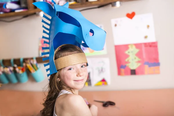 Chica joven utilizar su imaginación con cartón — Foto de Stock