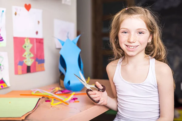 Chica joven utilizar su imaginación con cartón — Foto de Stock